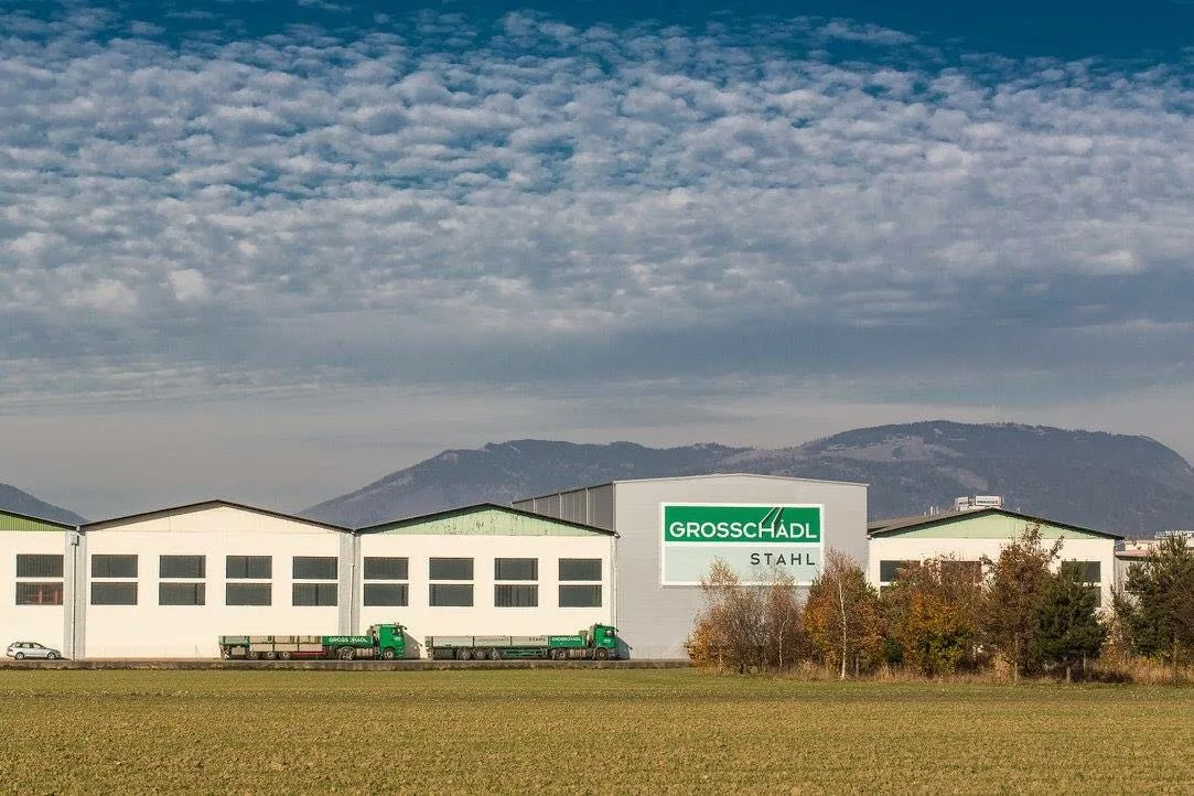 Grazer Werkshallen mit großer Grosschädl Stahl Wortmarke