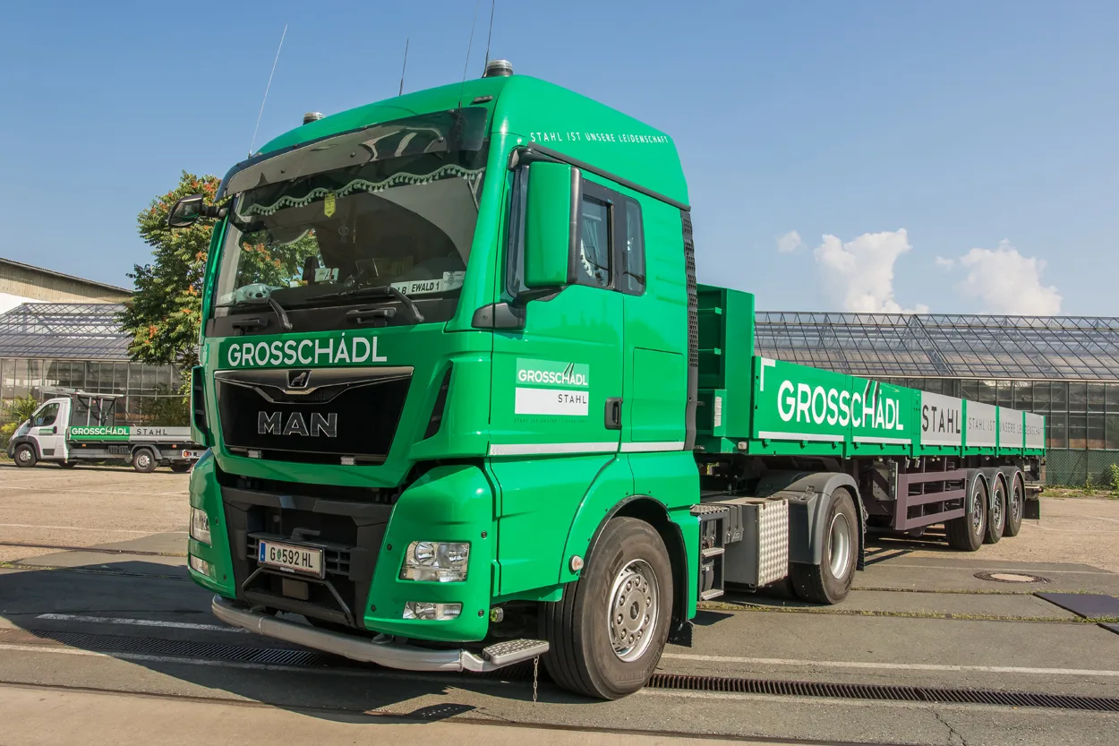 Grüner Grosschädl Lastwagen auf dem Grazer Betriebsgelände