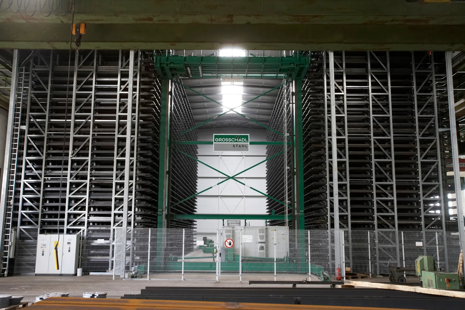 Automatisches Hochregallager in der Stahlhalle
