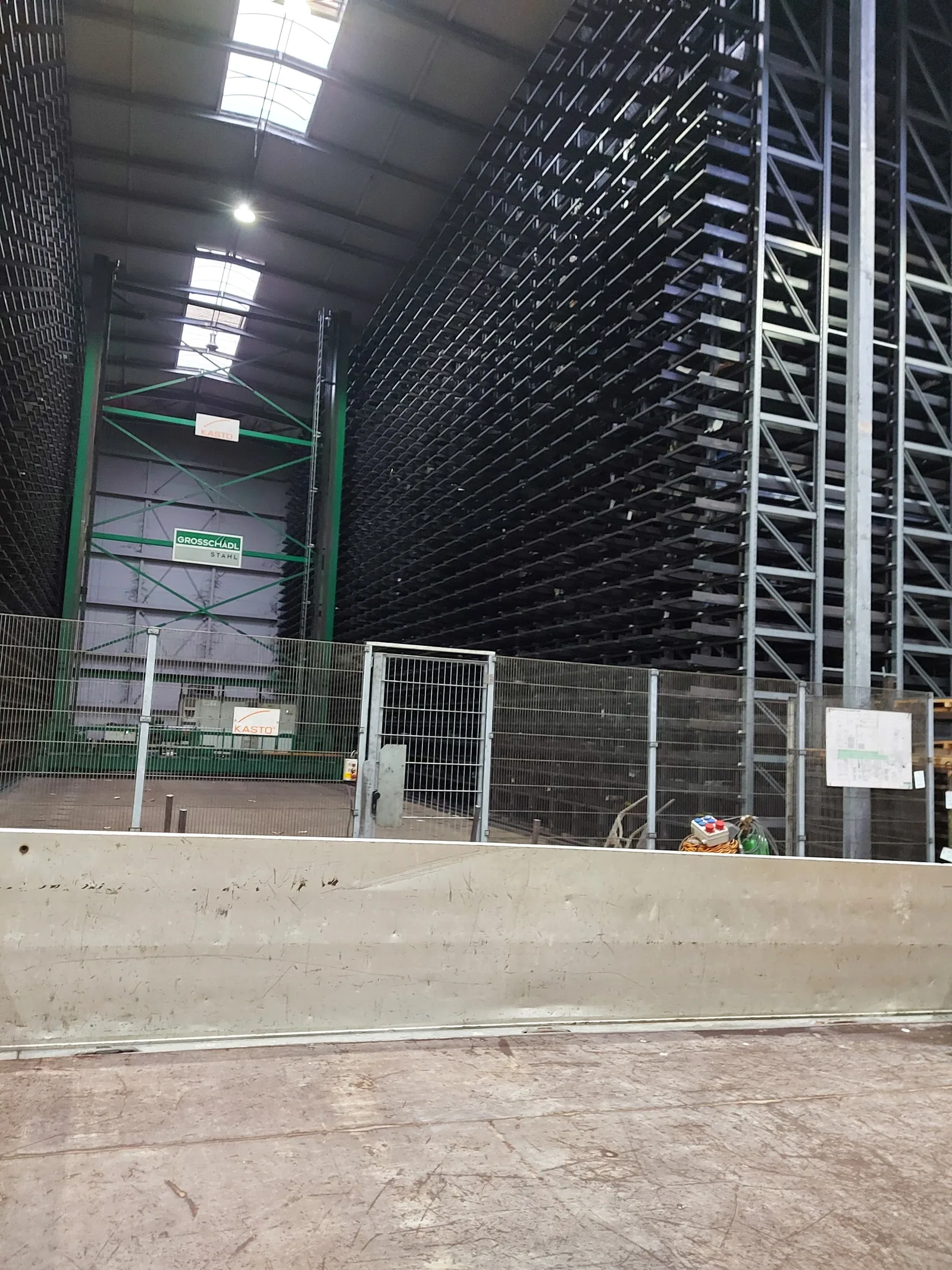 Hohes Regalsystem mit Stahlmaterial in der Halle